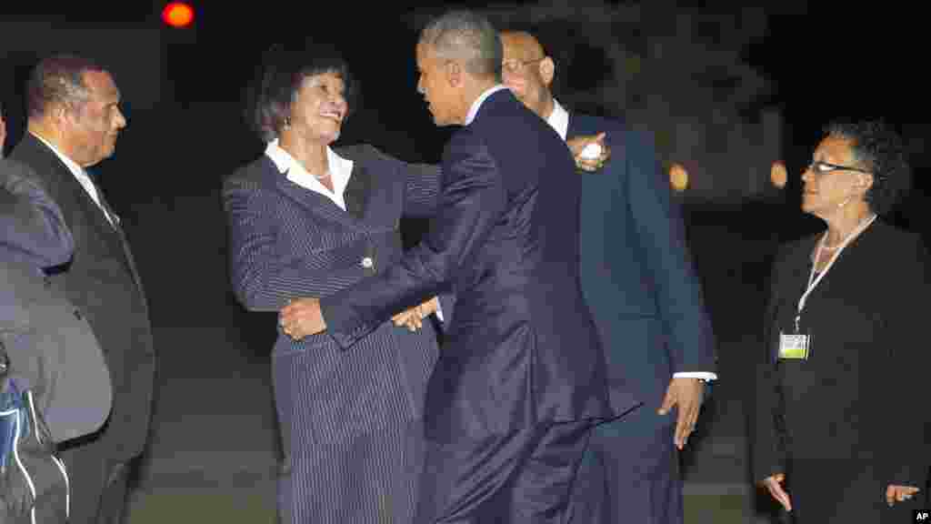 Le président américain Barack Obama, au centre, est accueilli par le Premier ministre Portia Simpson-Miller de la Jamaïque, à gauche, et Patrick Allen, gouverneur général de la Jamaïque, à droite, sur le tarmac après l’arrivée d’Air Force One, le mercredi 8 Avril, 2015 , à l'aéroport international Norman Manley à Palisadoes, Jamaïque