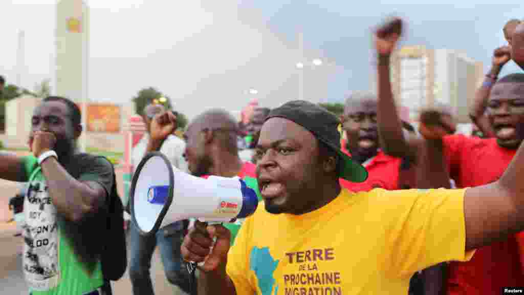 Des manifestants scandent des slogans contre la garde présidentielle à Ouagadougou, au Burkina Faso, 16 Septembre, 2015.