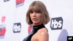 Taylor Swift arrives at the iHeartRadio Music Awards at The Forum on April 3, 2016, in Inglewood, Calif.