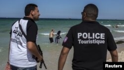 Des policiers patrouillent à la plage de Sousse, Tunisie, 1er juillet 2015