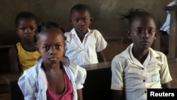 Anak-anak hadir di kelas di sekolah negeri Wangata dalam kampanye vaksinasi untuk mengatasi wabah Ebola, di Mbandaka di Republik Demokratik Kongo, 23 Mei 2018.