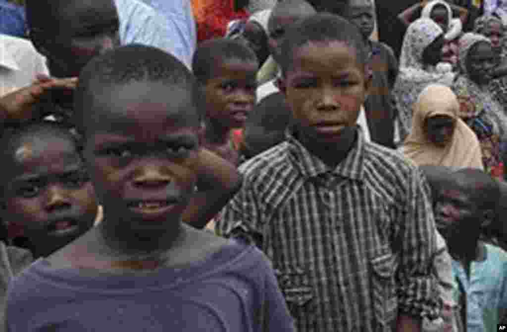 Jama'an da suka kauracewa gidajensu biyo bayan harin 'yan Boko Haram, sun samu mafaka a wata Makaranta, a Maiduguri, 9 ga Satumba 2014.