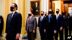 Članovi Predstavničkog doma, koji će imati ulogu tužioca na suđenju u Senatu, donose optužnicu protiv bivšeg predsjednika Donalda Trumpa u Gornji dom Kongresa, 25. januar 2021.