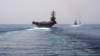 Sebuah kapal milik Angkatan Laut AS, (kiri-kanan) di Selat Hormuz pada 18 September 2020, sebagai ilustrasi. (Foto: AFP)