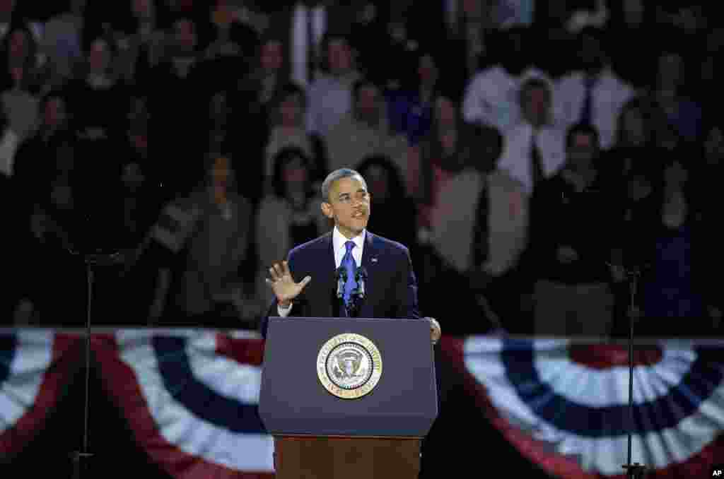 Prezident Barak Obama Çikaqoda qələbə nitqi söyləyir. 7 noyabr, 2012.