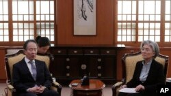 강경화 한국 외교부 장관이 6일 도미타 고지 주한 일본대사를 초치해 일본의 한국인 입국 제한 강화 조치에 항의했다.