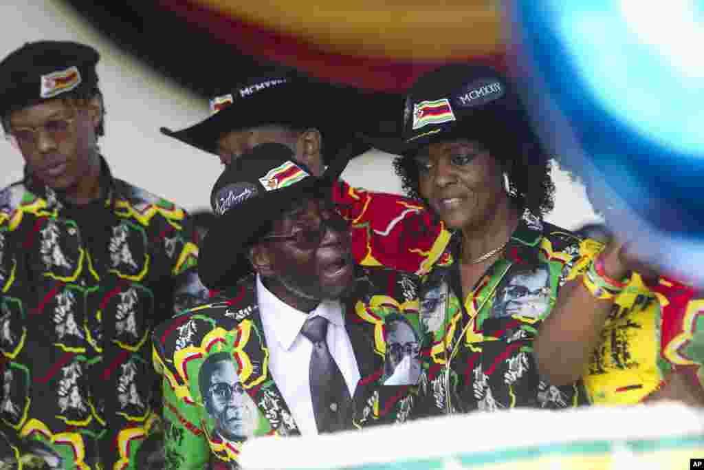 Le président zimbabwéen Robert Mugabe sourit en assistant à ses célébrations du 93e anniversaire avec sa femme Grace, à droite, à Matopos, dans la banlieue de Bulawayo, 25 février 2017