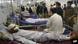 Korban terluka dalam ledakan bom di pasar, Jumat (26/7) mendapatkan perawatan medis di rumah sakit "Lady Reading" di Peshawar, Pakistan (27/7).