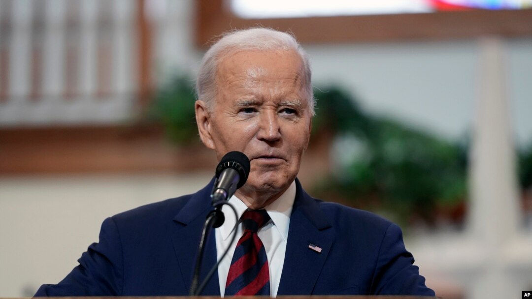 Prezidan Joe Biden pale pandan yon mes nan legliz Batis Royal Missionary nan North Charleston, Kawolin di Sid, 19 Janvye 2025. 
