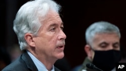 Direktur CIA William Burns (kiri) dan Direktur Badan Keamanan Nasional AS Jenderal Paul Nakasone, memberikan kesaksian pada komite intelijen Kongres AS di Washington, pada 27 Oktober 2021. (Foto: AP/Jacquelyn Martin)