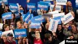 Seguidores del candidato presidencial demócrata Bernie Sanders, aplauden en su mitin de la noche primaria de New Hampshire en Manchester.