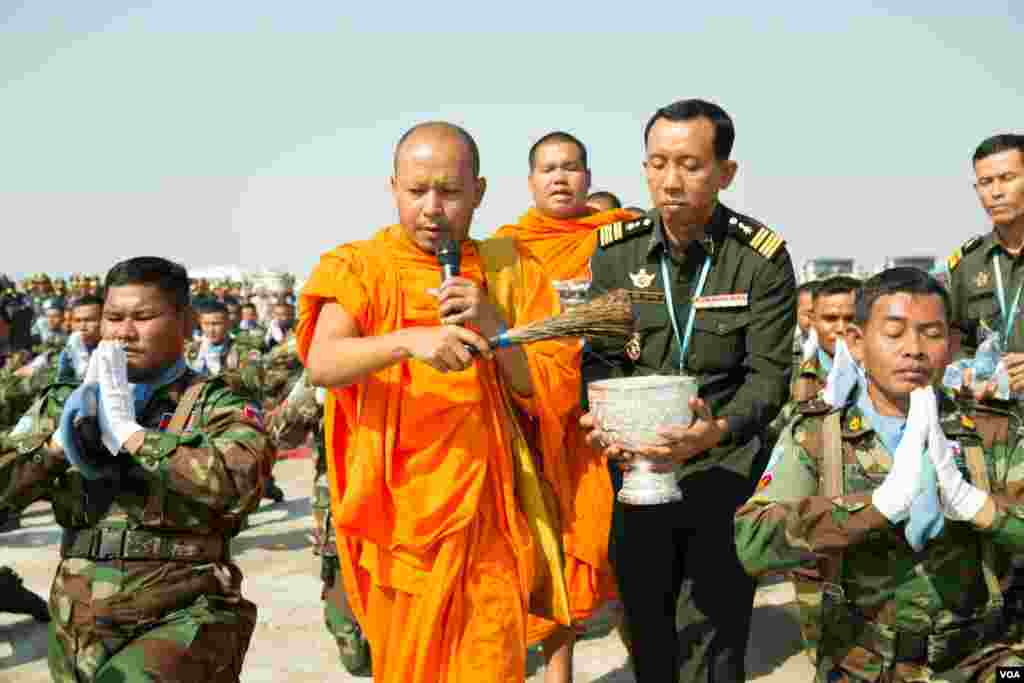 ព្រះសង្ឃប្រោសព្រំទាហានកងទ័ពមួកខៀវដែលនឹងចូលរួមបេសកកម្មនៅអាហ្វ្រិកខាងត្បូងកាលពីព្រឹកថ្ងៃសុក្រ ទី០២ ខែ វិច្ឆិកា ឆ្នាំ២០១៨ នៅមូលដ្ឋានទ័ពអាកាសពោធិ៍ចិនតុង រាជធានីភ្នំពេញ ប្រទេសកម្ពុជា។(ទុំ ម្លិះ/VOA)