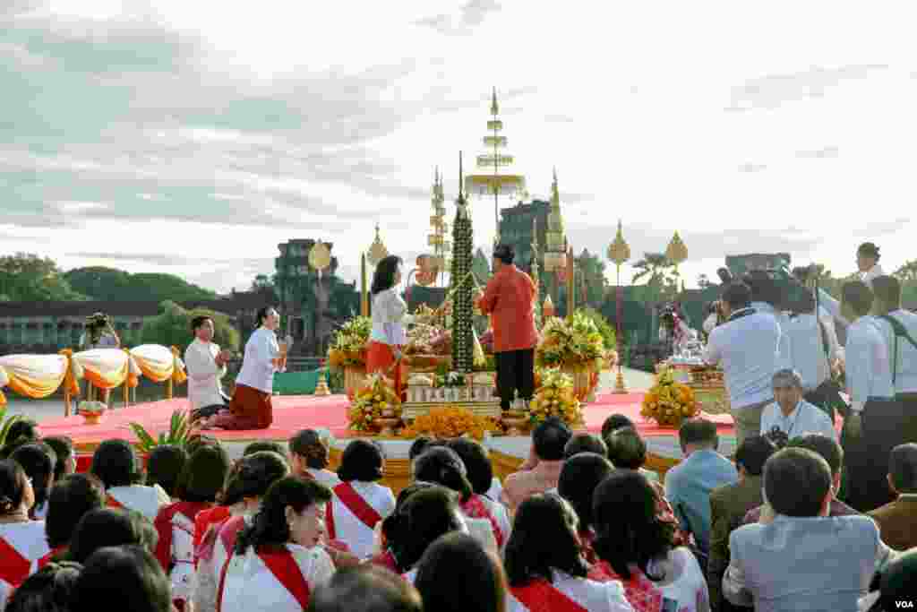 លោកនាយករដ្ឋមន្ត្រី ហ៊ុន សែន និងភរិយានៅក្នុងពិធីបួងសួងនៅមុខប្រាសាទអង្គរវត្ត នៅទីក្រុងសៀមរាប នៅថ្ងៃទី៣ ខែធ្នូ ឆ្នាំ២០១៧។ (ខាន់ សុគុំមនោ/VOA) 