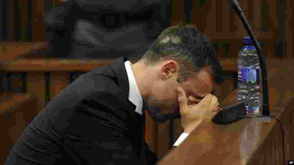 Oscar Pistorius pleure devant la cour alors qu'il écoute la sentence de cinq ans de prison que la juge Thokozile Masipais a prononcée à Pretoria, Afrique du Sud, le 21 ocotbre 2014.