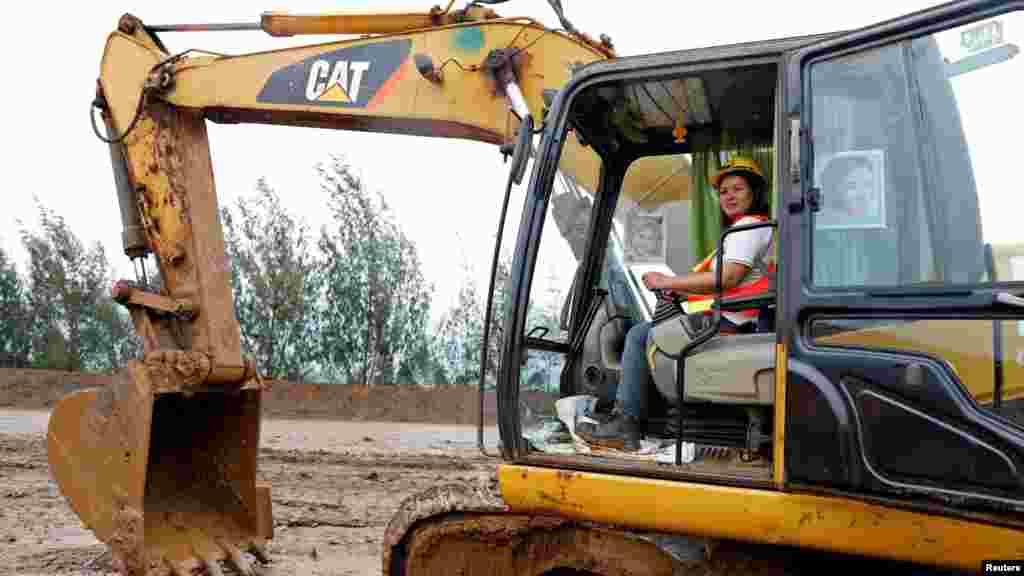 Filipina Grace Ocol, 40 ans,opérateur d'un tracteur, à Tubay, Agusan del Sur, dans le sud des Philippines, le 16 février 2017.