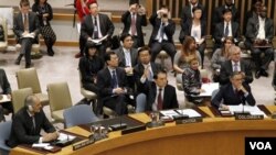 Bashar Ja'afari, perutusan Tetap Suriah untuk PBB mengamati Perutusan Tiongkok Li Baodong yang memveto resolusi Dewan Keamanan PBB (5/11).