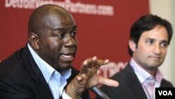 Magic Johnson (kiri) mengecam komentar rasis Donald Sterling dan berminat menjadi pemilik baru klub NBA LA Clippers (foto: dok).