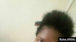 Marie Joëlle Essimbo du mouvement citoyen Echa arrêtée lors d’une manifestation à l’université de Kinshasa, RDC, 18 octobre 2017. VOA