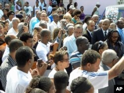 Músicos cabo-verdianos despedem-se de Cesária da única maneira que sabem