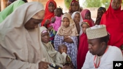 Des fillettes Haoussa attendant que leur mère vote dans une école islamique de Daura, dans le Nord du pays