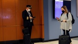 Travelers walk through O'Hare International Airport ahead of the Thanksgiving holiday in Chicago, Illinois, U.S., November 20, 2021. (REUTERS/Brendan McDermid)