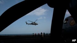 Un helicóptero militar estadounidense despega de la cubierta de vuelo del portaaviones USS Carl Vinson en el Golfo Pérsico, el jueves 19 de marzo de 2015.