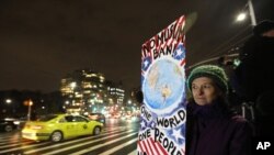 El tribunal federal de Brooklyn ha recibido otras demandas contra la orden ejecutiva de Trump, la primera a nombre de los iraquíes detenidos en el JFK y otra a nombre del estado de Washington presentada por su fiscalía general.