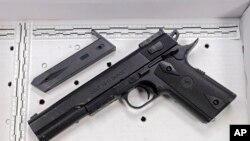Senjata mainan yang dipegang oleh Tamir Rice sebelum ditembak polisi di Cleveland, Ohio, Sabtu (22/11).