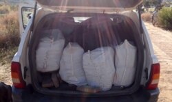 Paket berisi obat-obatan terlarang terlihat di dalam kendaraan sport dekat Ensenada, Baja California, Meksiko. (Foto: AP)