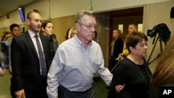 Los padres de la difunta, Jim Steinle, centro, y Liz Sullivan, no esperaron a oir el veredicto.