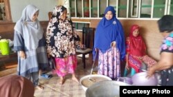 Para ibu di kampung Lamseupeng, Banda Aceh-NAD bersama-sama memasak bubur Asyura, bubur khas untuk berbuka puasa 10 Muharam. (Courtesy: Fikriah Haridhi/Bd.Aceh)