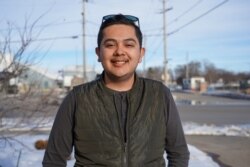 A Oscar Grijalba, 19, ser el primer miembro de su familia en poder votar lo motiva a participar en las elecciones. [Foto: Alejandra Arredondo]