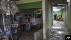 Una nueva ronda de lluvias inusualmente fuertes ha matado al menos a una docena de personas en Perú y ahora amenaza con inundaciones en la capital.
