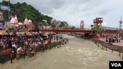 Hundreds of Hindus take a ritual dip in the Ganges at Haridwar believing it absolves a lifetime of sins. (A. Pasricha/VOA)