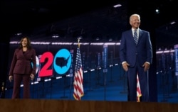 Senator AS Kamala Harris bergabung di atas panggung oleh pasangannya, calon presiden dari Partai Demokrat AS Joe Biden, setelah dia menerima nominasi wakil presiden dari Partai Demokrat dalam pidato penerimaan yang disampaikan. (Foto: Courtesy)