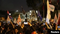 Seguidores del presidente peruano Martín Vizcarra celebran afuera del edificio del Congreso después que el mandatario anunció el lunes la disolución del parlamento, que haciendo caso omiso a su decisión, después lo depuso y nombró un reemplazo. Foto Reuters/Guadalupe Pardo. Sept. 30 de 2019.