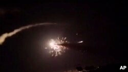 Este marco, tomado de un video provisto por la agencia de noticias oficial siria SANA, muestra misiles volando hacia el cielo cerca de Damasco, Siria, el martes 25 de diciembre de 2018. Aviones de combate israelíes que vuelan sobre Líbano lanzaron misiles hacia zonas cercanas a la capital siria.