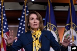 La presidenta de la Cámara de Representantes de EE.UU., Nancy Pelosi, demócrata por California, habla con periodistas en el Capitolio, el jueves 24 de enero de 2019.