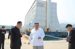 김정은 북한 국무위원장은 지난 2019년 10월 금강산 관광지구를 둘러보고 남측 시설 철거를 지시했다. 김 위원장 일행 뒤로 해금강호텔이 보인다.