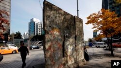 بخش هایی از دیوار برلین هنوز هم در شهر به چشم می خورد