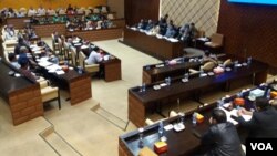 Ratusan pengemudik ojek online yang berunjuk rasa di depan gedung DPR/MPR Senayan, Jakarta diterima oleh Komisi V DPR. (VOA/Fathiyah)