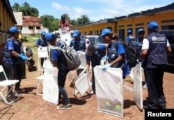 World Health Organization (WHO) workers prepare a center for vaccination during the launch of a campaign aimed at beating an outbreak of Ebola in the port city of Mbandaka, Democratic Republic of Congo, May 21, 2018.