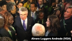 Presidente do COI Thomas Bach com a equipa olímpica dos refugiados, Rio-2016