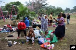 Migrantes centroamericanos de la Caravana del Viacrucis recogen sus pertrechos en Matías Romero, Oaxaca, antes de viajar a Puebla, México en la continuación de su jornada. Abril 5 de 2018.