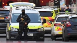 La policía acordonó el área del puente de Londres donde sucedió el ataque.
