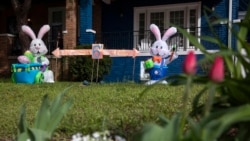 Los propietarios de una casa conocida por sus decoraciones de temporada colocaron en su jardín adornos que combinan la Pascua con las medidas de distanciamiento social por el coronavirus, visto el 1 de abril de 2020, en Washington.
