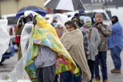 Warga Houston, Texas, antre di tengah suhu udara yang sangat dingin, untuk mengisi tangki mereka dengan bahan bakar, Rabu, 17 Februari 2021.