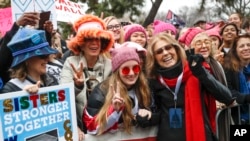 Mwanaharakati Gloria Steinem mwenye skafu nyekundu