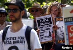Para pengunjuk rasa yang mendukung pengungsi di Sydney tengah, Australia, 19 Oktober 2015. (Foto: Reuters)
