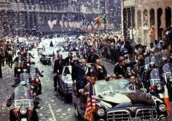 Mantan Presiden AS Richard M.Nixon menyambut astronot Apollo 11 di atas U.S.S. Hornet di Samudera Pasifik pada Juli 1969. (Foto: Bill Taub/NASA)